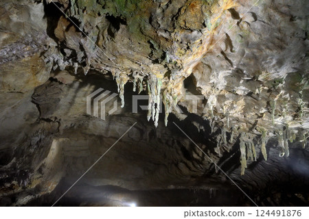 Image of an umbrella-filled stalagmite at Akiyoshi Cave in Akiyoshidai, Chugoku region, and the surrounding area of Senmachida, Miya City, Yamaguchi Prefecture Image of an umbrella-filled stalagmite at Akiyoshi Cave in Akiyoshidai, Chugoku region, and the surrounding area of Senmachida, Miya City, Yamaguchi Prefecture 124491876