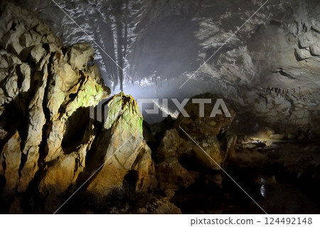 Impressive image of the illuminated Akiyoshi Cave in the Chugoku region, Akiyoshidai, surrounded by umbrellas, and the scenery around Senmachida, Miya City, Yamaguchi Prefecture 124492148
