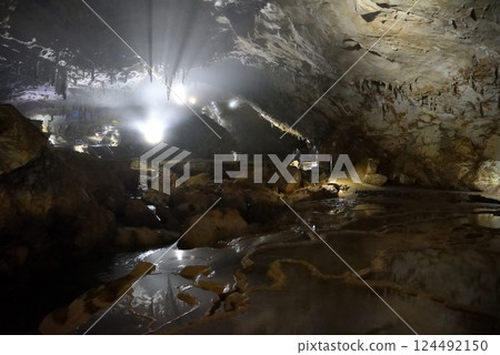 Chugoku region, Akiyoshidai, Akiyoshido, Senmachida and umbrellas, impressive light-up image, Miya City, Yamaguchi Prefecture (5) 124492150