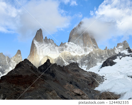 雲霧籠罩的菲茨羅伊峰 |南美洲巴塔哥尼亞的標誌性山地景觀 124492335