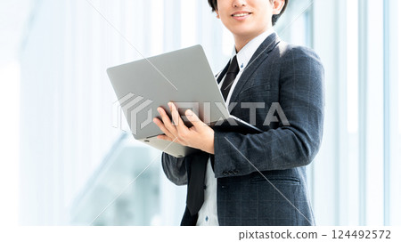 生意人膝上型計算機微笑 124492572