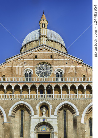Facade of the Basilica of Saint Anthony in Padua, Italy 124492954