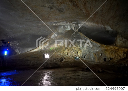 The landmark of Akiyoshido, Akiyoshidai, Chugoku region, Hiroba, illuminated Fuji inside the cave, Miya City, Yamaguchi Prefecture (5) 124493007