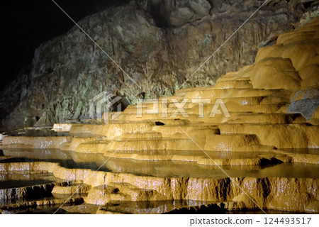 Chugoku region, Akiyoshidai, Akiyoshido, the first thing you see when you enter the cave is the magnificent Hyakumaizara (100 plates) - Miya City, Yamaguchi Prefecture (2) 124493517