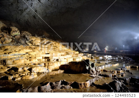 Image of tourists enjoying the view of the 100 plates from the route of Akiyoshi-dai, Akiyoshido, Chugoku region, Miya City, Yamaguchi Prefecture (3) 124493523