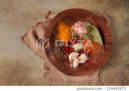 spice mix, garlic and bay leaf, on a wooden plate, close-up, food concept, no people, spice mix, garlic and bay leaf, on a wooden plate, close-up, food concept, no people, 124493873