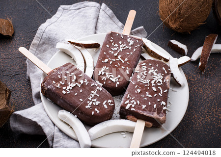 Coconut popsicles in chocolate glaze 124494018