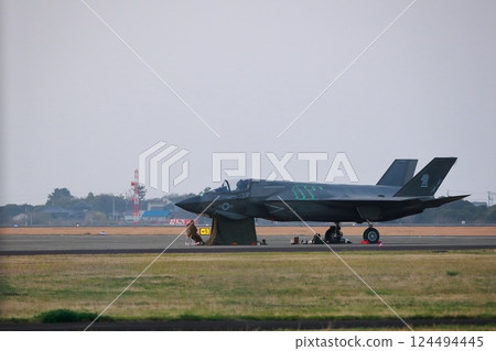 一架戰鬥機緊急降落在科欽 一架戰鬥機緊急降落在科欽 124494445