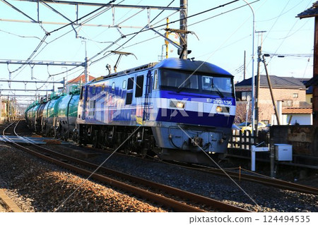 Tank freight train towed by electric locomotive EF210 "Momotaro" Tank freight train towed by electric locomotive EF210 "Momotaro" 124494535