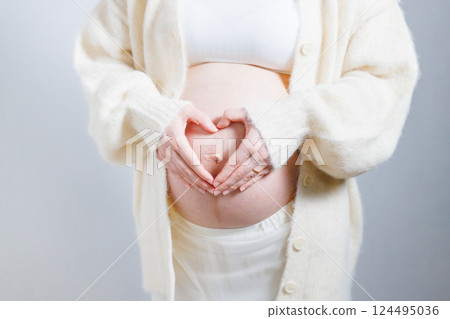 孕婦手放在肚子上的心臟 124495036