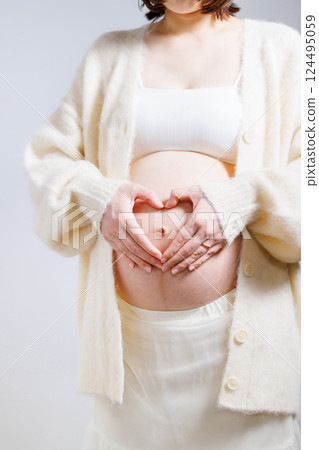 孕婦手放在肚子上的心臟 124495059