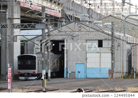 A 205 series train being converted for use on the Fujikyu Line at JR Omiya Factory (Omiya Ward, Saitama City, Saitama Prefecture) 124495844