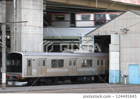 A 205 series train being converted for use on the Fujikyu Line at JR Omiya Factory (Omiya Ward, Saitama City, Saitama Prefecture) 124495845