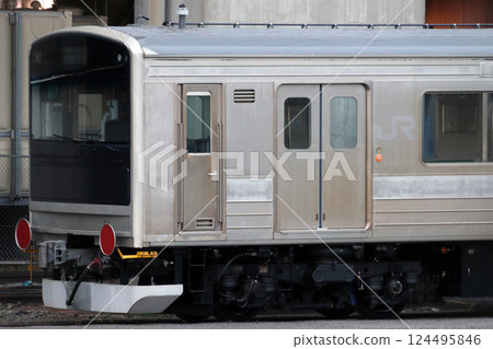 A 205 series train being converted for use on the Fujikyu Line at JR Omiya Factory (Omiya Ward, Saitama City, Saitama Prefecture) 124495846