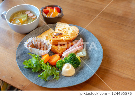 烤麵包和色彩繽紛的西式早餐盤 烤麵包和色彩繽紛的西式早餐盤 124495876