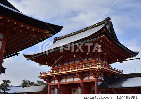 Fushimi Inari Shrine: Snow-covered Tower Gate [Important Cultural Property] 124495991