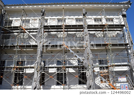 在工地安裝的腳手架 在工地安裝的腳手架 124496002