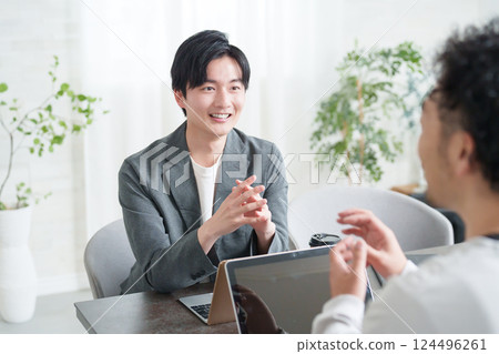 正在開會的男商人 正在開會的男商人 124496261