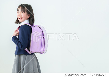 小學女孩背著書包 124496275