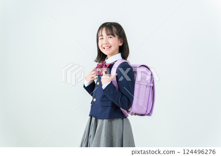 小學女孩背著書包 124496276