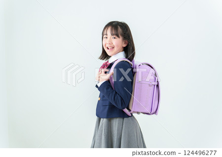小學女孩背著書包 124496277