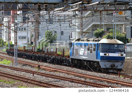 A special distribution train traveling down the Tohoku Freight Line (coupled with a rail transport Chiki) 124496416