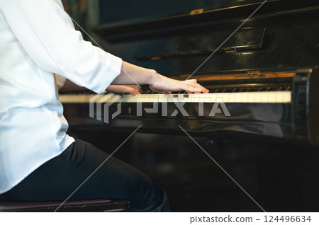 一個女人的手彈鋼琴 一個女人的手彈鋼琴 124496634