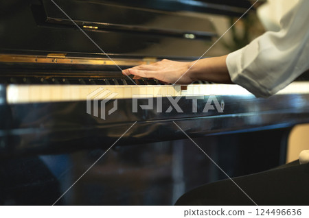 一個女人的手彈鋼琴 一個女人的手彈鋼琴 124496636