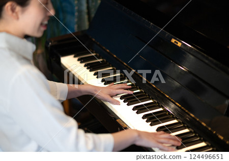 一個女人彈鋼琴 一個女人彈鋼琴 124496651