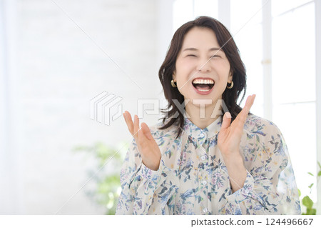 一位身穿花襯衫、微笑的中年婦女 一位身穿花襯衫、微笑的中年婦女 124496667