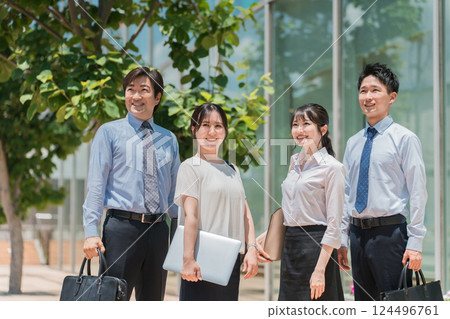 Men and women in suits, businessmen and businesswomen standing in an office district 124496761