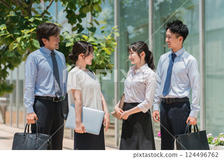 Men and women in suits, businessmen and businesswomen standing in an office district 124496762