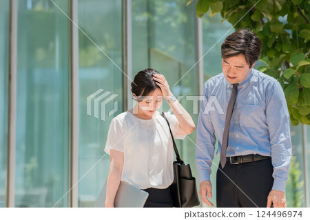 穿著西裝的男人和女人在辦公區行走(疲憊、勞累、失敗、錯誤、沮喪) 穿著西裝的男人和女人在辦公區行走(疲憊、勞累、失敗、錯誤、沮喪) 124496974