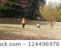 初春時節，在公園散步，享受大自然的環繞。 124496976