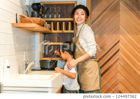 男孩和媽媽在廚房做飯 男孩和媽媽在廚房做飯 124497362