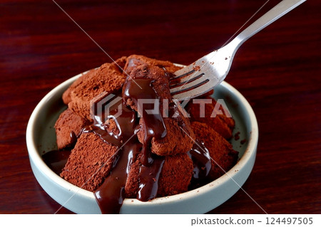 用馬鈴薯澱粉製成的巧克力蕨餅，上面澆著巧克力醬 124497505