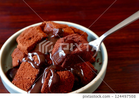 Chocolate warabi mochi made with potato starch and topped with chocolate sauce 124497508