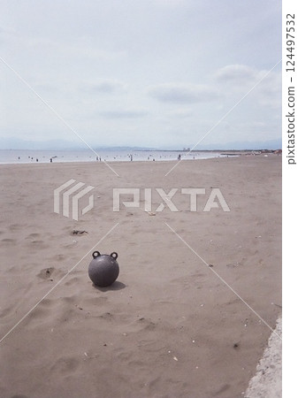 漂浮流向海岸 124497532
