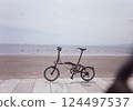 湘南海灘上停放的自行車 124497537