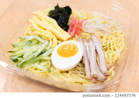 Delicious convenience store food: chilled Chinese noodles 124497576