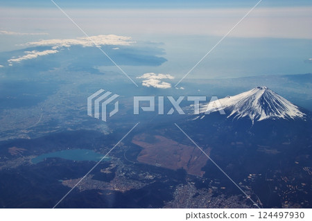 富士山和山中湖的鳥瞰圖（山梨縣上空） 124497930