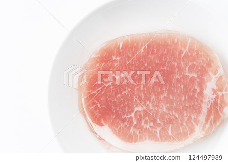 盤中放上火腿片 盤中放上火腿片 124497989