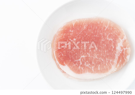 盤中放上火腿片 盤中放上火腿片 124497990