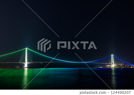 The illuminated Akashi Kaikyo Bridge seen from Okura Beach in spring, Akashi City, Hyogo Prefecture 124498207