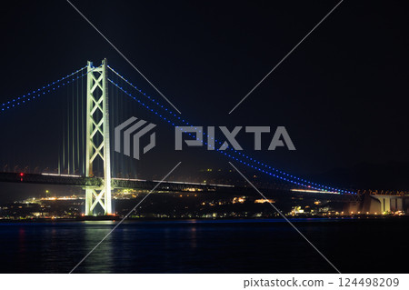 The illuminated Akashi Kaikyo Bridge seen from Okura Beach in spring, Akashi City, Hyogo Prefecture 124498209