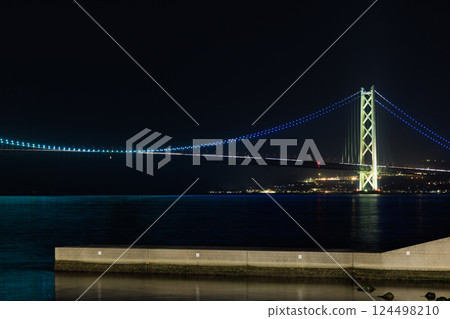 兵庫縣明石市大倉海灘春天看到的燈火通明的明石海峽大橋 124498210
