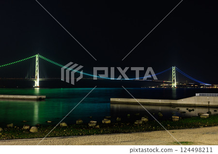 兵庫縣明石市大倉海灘春天看到的燈火通明的明石海峽大橋 124498211