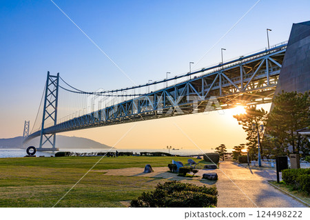 兵庫縣神戶市春天從舞子公園欣賞明石海峽大橋和日落 124498222