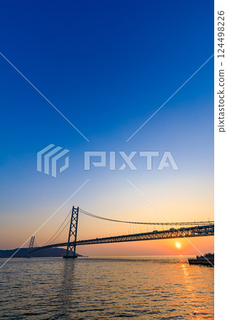 Akashi Kaikyo Bridge and sunset seen from Maiko Park in spring, Kobe, Hyogo Prefecture 124498226