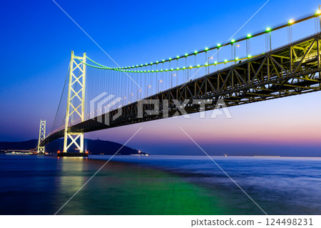The illuminated Akashi Kaikyo Bridge seen from Maiko Park in spring in Kobe, Hyogo Prefecture 124498231